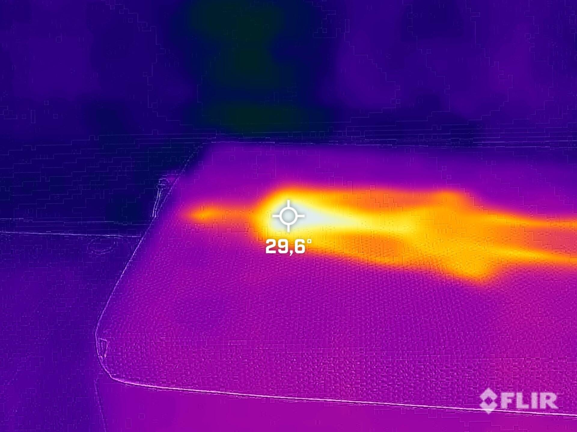 imagem de um sensor de calor identificando a temperatura de 29,6ºC quando alguem se deita